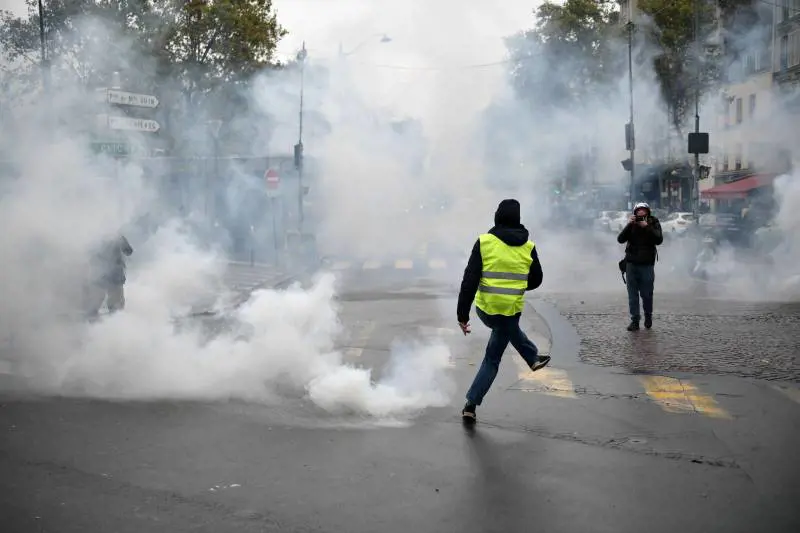 Il movimento “Bloquons tout” sfida Macron: chi sono i nuovi gilet gialli