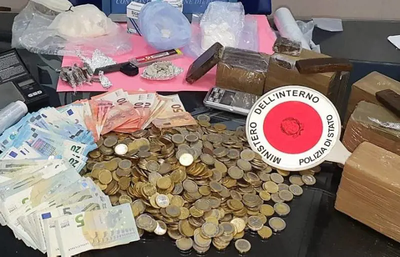 Nasconde in casa oltre 70 mila euro di droga: arrestato spacciatore
