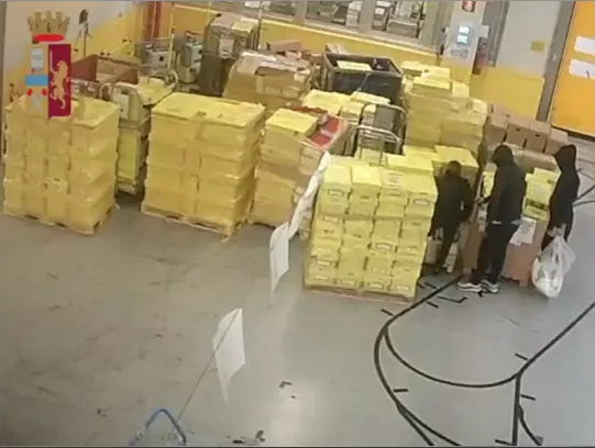 Carte di credito rubate al centro postale: un bottino da un milione di euro