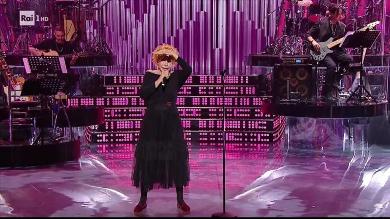 Ornella Vanoni show su Rai1: "Non si vede un ca..o, ricominciamo!"
