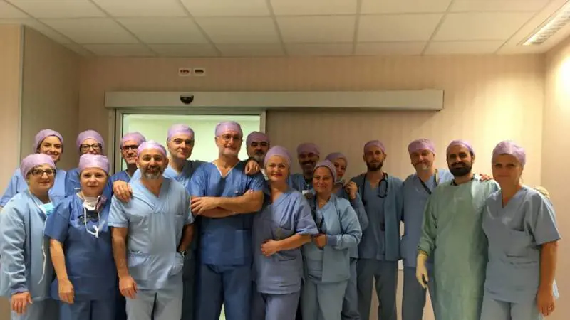 Bisturi a ritmo di jazz: operato al cervello mentre suona il piano