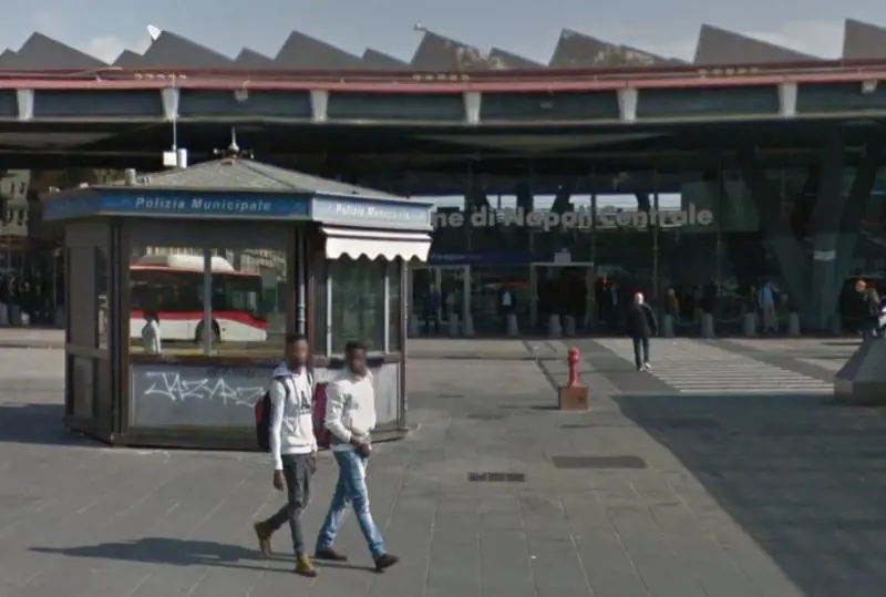 Napoli, ghanese fa bisogni in stazione e pesta uomo che lo rimprovera