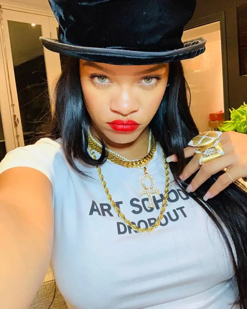 Rihanna: “Scusatemi, ho bisogno di staccare”