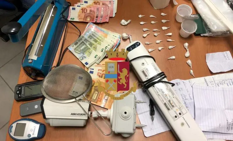 Cocaina e contanti in casa: quattro arresti