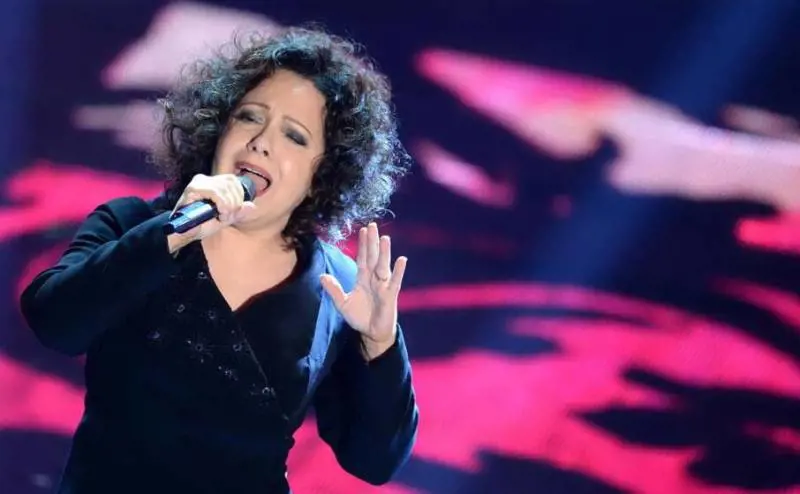 Antonella Ruggiero sfila con le sardine. I social: "Ma pensa a cantare"