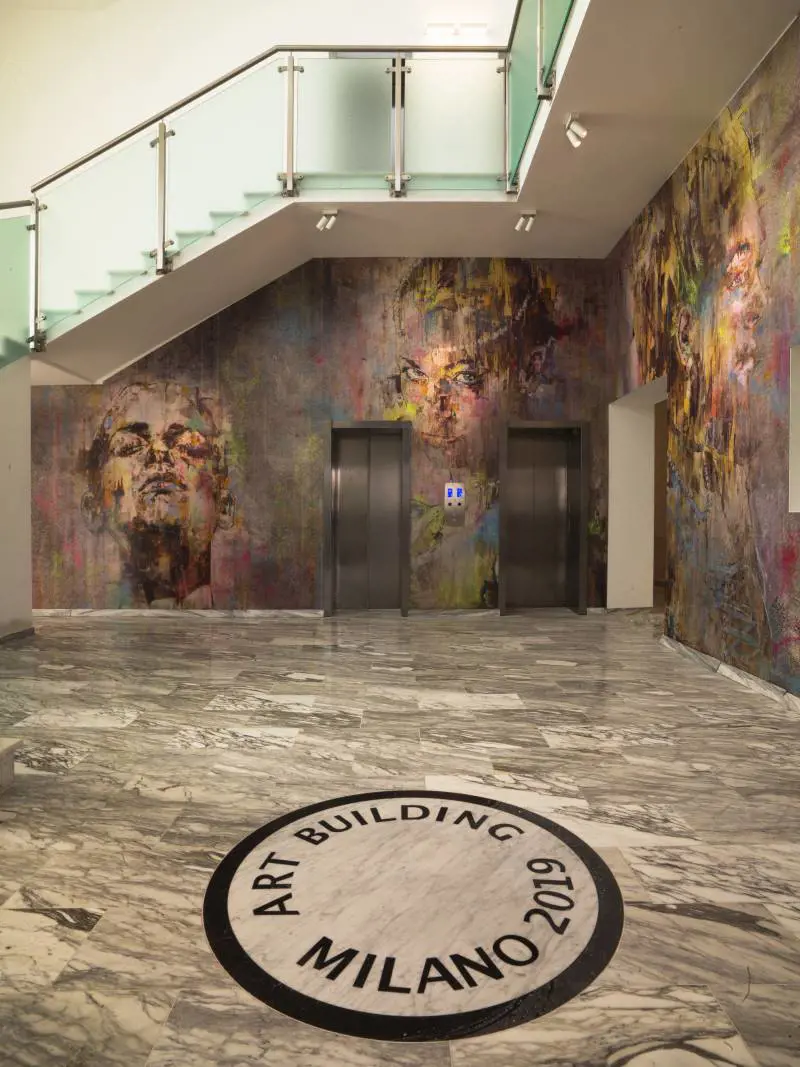 Un Art Building di quadri e sculture