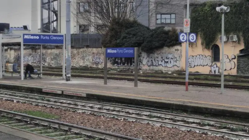 "Non puoi salire in bici". E il rider africano massacra il capotreno