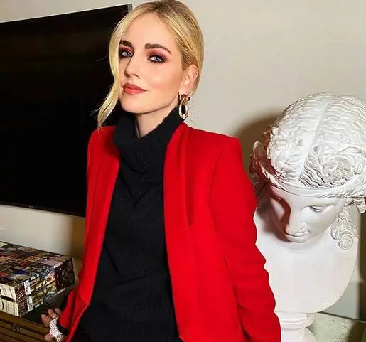 Chiara Ferragni mostra le gambe e fa il pieno di like