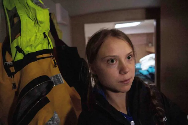Greta snobba l'aereo per il catamarano, ma la barca le fa un brutto effetto