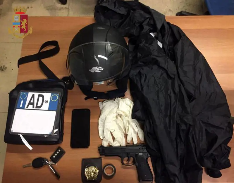 Fugge in scooter e investe un agente: arrestato 52enne