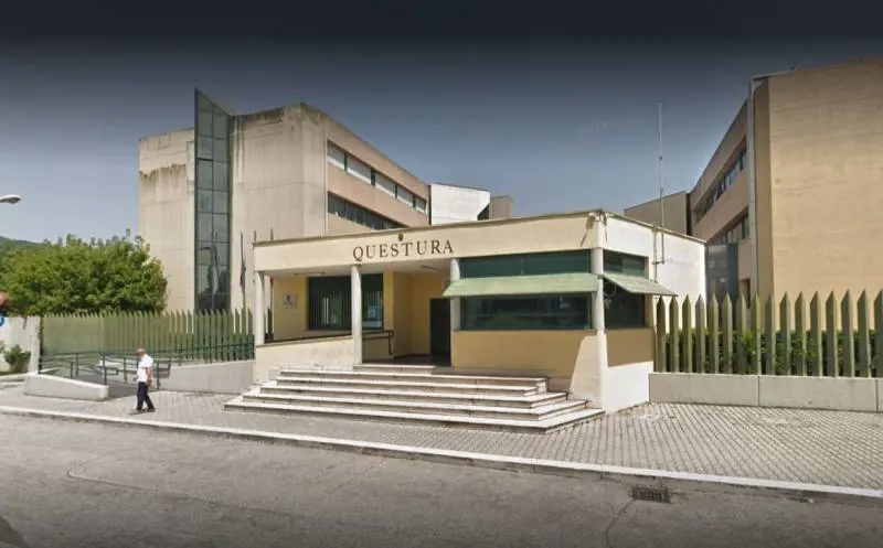 Terni, tunisino prende per il collo agente e lo lancia contro armadio