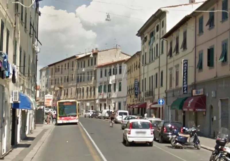 Straniero evade dai domiciliari poi ferisce un agente