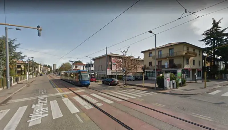 Padova, danni, molestie ed autoerotismo in panificio: preso magrebino