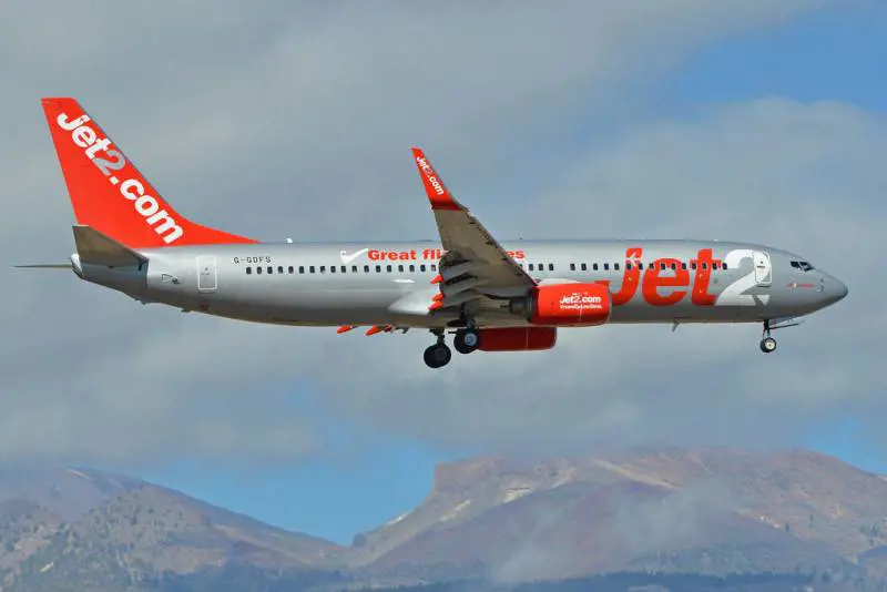 Tenta di aprire portellone aereo in volo: intervengono i caccia