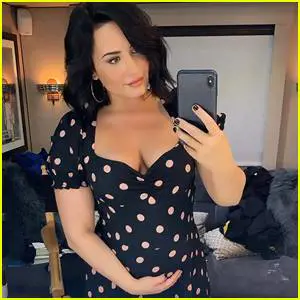 Demi Lovato è incinta, ma è una finzione per una serie tv