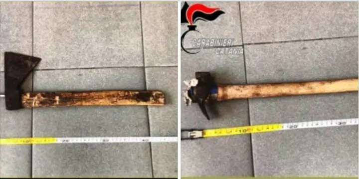 La madre non prepara il pranzo e il figlio la minaccia con ascia e martello