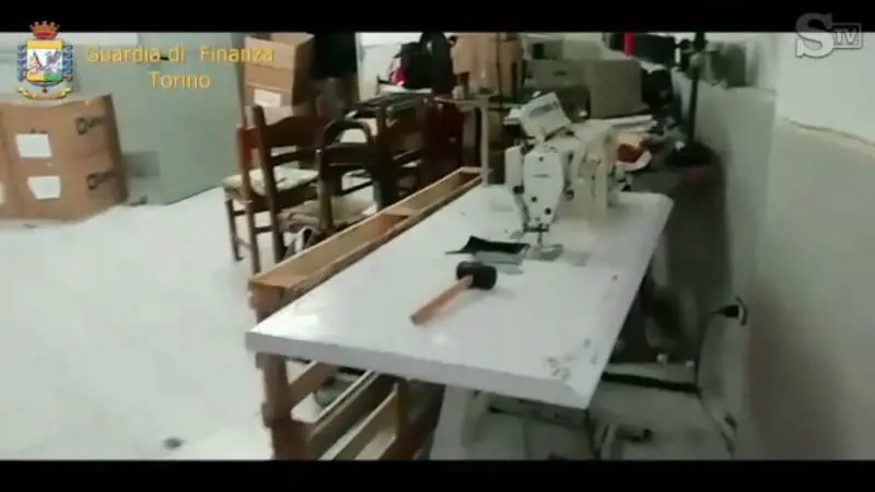 Scoperta fabbrica-lager nel Cavanese: operai pagati 30 centesimi ora