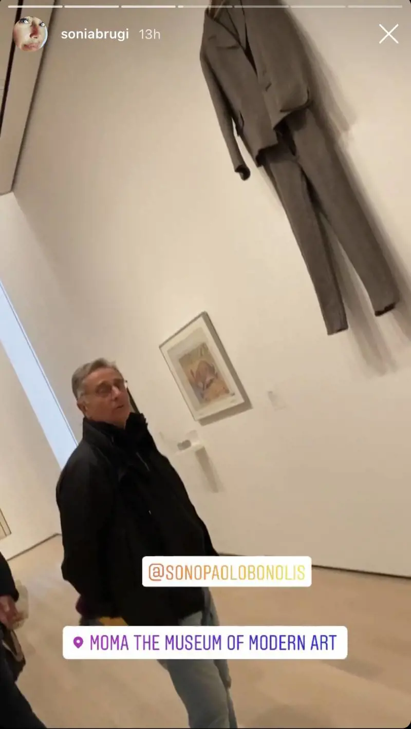 Bonolis scherza al museo: "È una scatola del c..."