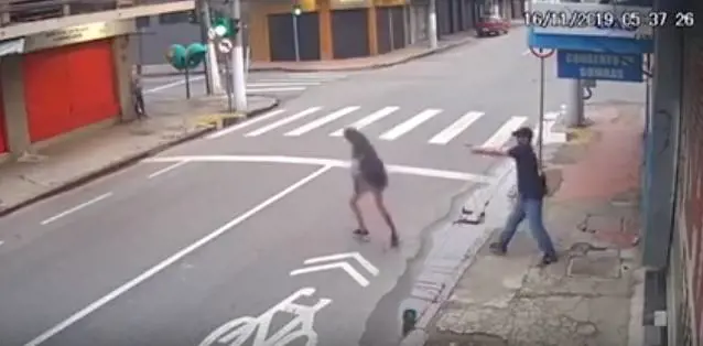 Gli chiede l'elemosina: lui le spara a bruciapelo uccidendola in strada