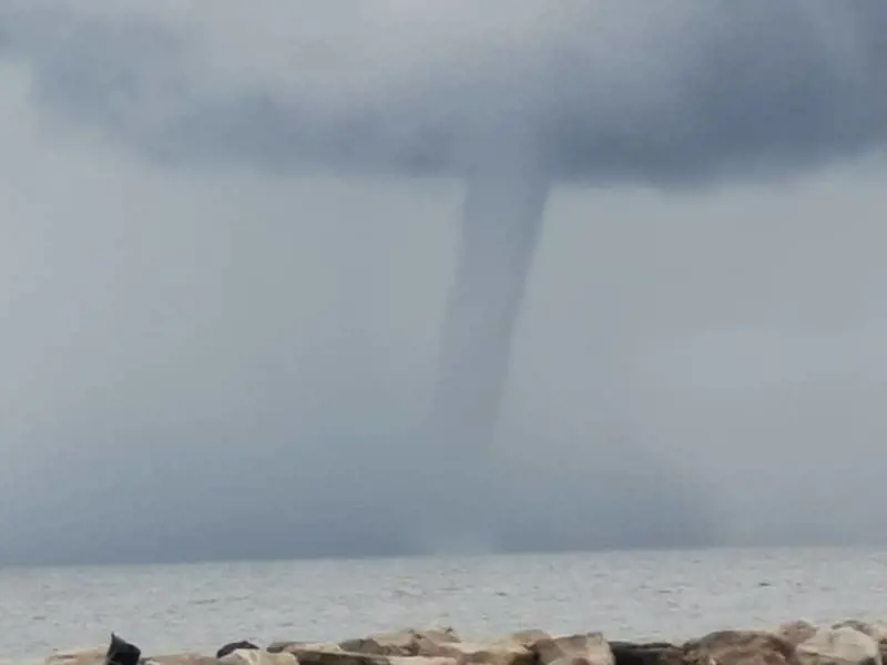 Tromba d’aria nel porto di Ischia: paura per barche e traghetti