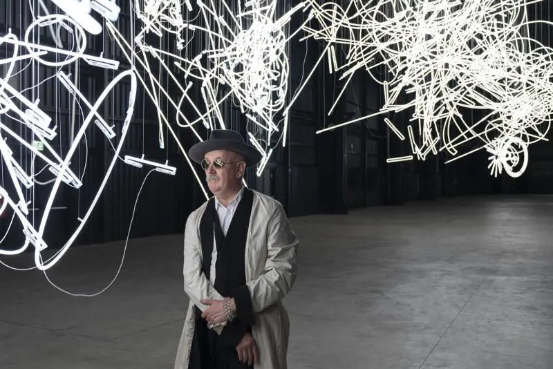 L'arte accende l'Hangar con luce, suono e Natura
