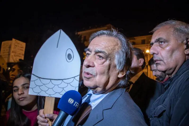 Orlando guida le sardine: "Disubbidiamo alle leggi razziste"