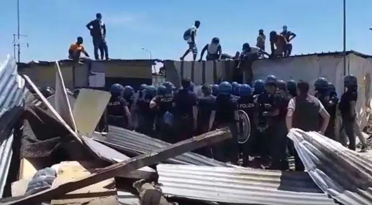 Borgo Mezzanone, il monossido di carbonio uccide due migranti nella baraccopoli