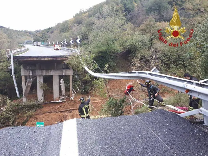 Una frana sull'autostrada A6 fa crollare una parte del viadotto