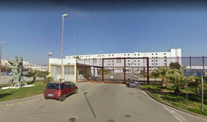Lecce, vuole soldi per le slot: albanese ferisce figlio con roncola
