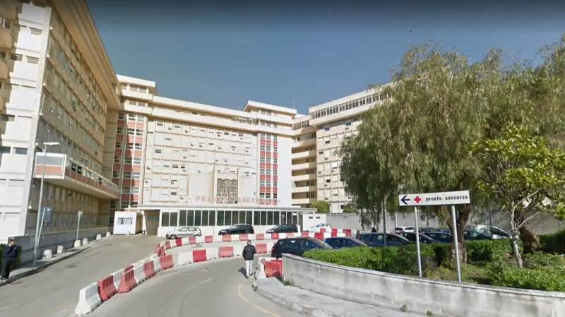 Lecce, aggredisce e rapina donna davanti all'ospedale: preso guineano