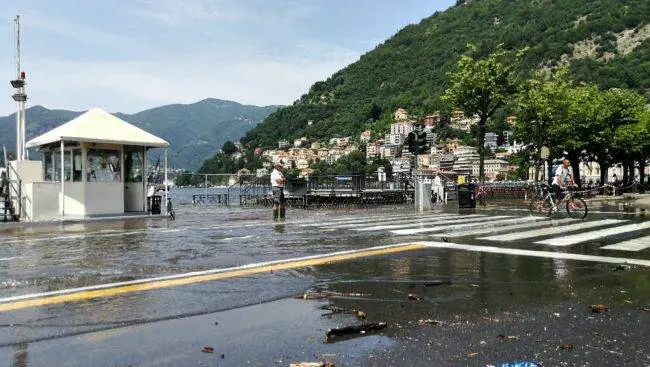 Maltempo in Lombardia, esonda il lago di Como