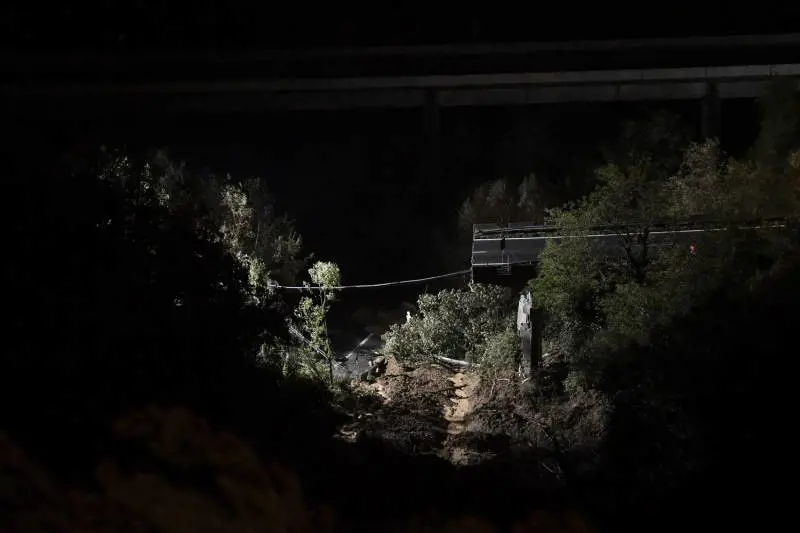 Paese a pezzi: crolla un ponte e un tratto di autostrada