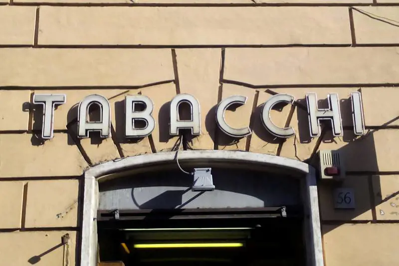 A Roma è allarme rapine, chiude un tabacchi del centro: "Abbiamo paura"