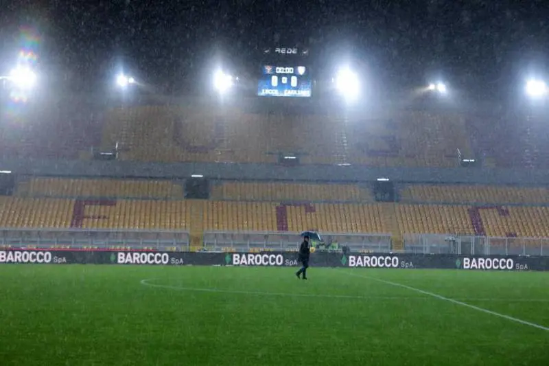 Lecce-Cagliari rinviata, i tifosi pugliesi ospitano per la notte i sardi