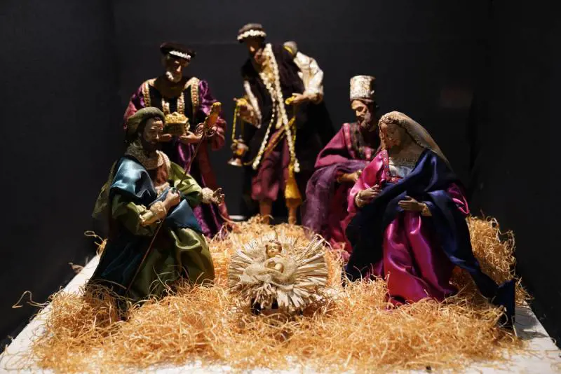 "Celebrate il Natale a scuola". È già scontro sul presepe