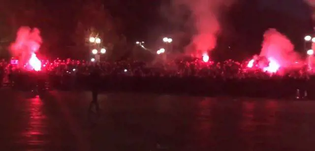 I tifosi della Dinamo Zagabria verso il Meazza con i fumogeni