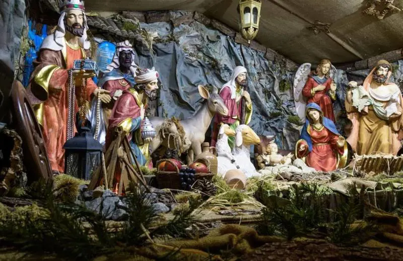 L'assessore invita a fare il presepe a scuola, ma scoppia la polemica: "Violenza inaudita"
