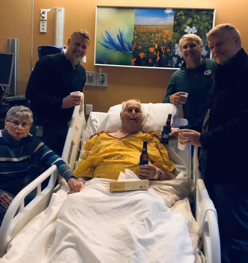 L'ultimo desiderio di nonno Norbert: "Datemi una birra prima di morire"