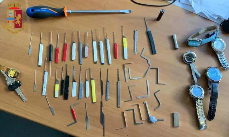 Primavalle, vede ladri in casa dal telefono: arrestati