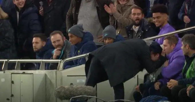Il Tottenham segna e Mourinho abbraccia il raccattapalle: ''Il gol merito suo''