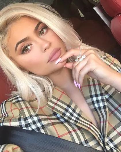  Kylie Jenner abbracciata a un uomo misterioso