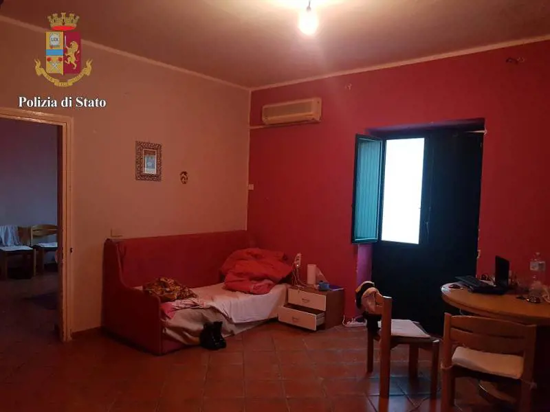 Strano via vai di uomini insospettisce i vicini: scoperta casa d'appuntamenti