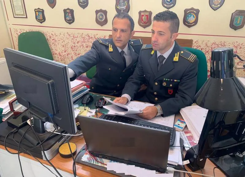 Rubavano i dati personali per stipulare contratti, denunciati due truffatori
