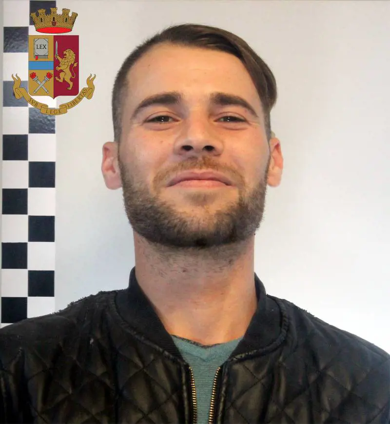 Spacciava con il reddito di cittadinanza: arrestato pusher indigente