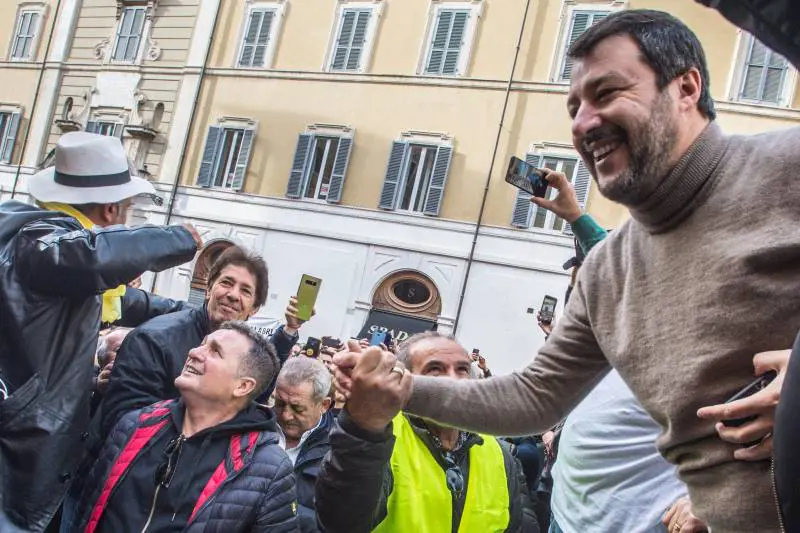 Salvini primo tra i leader: gli italiani si fidano di lui. E il governo non sfonda