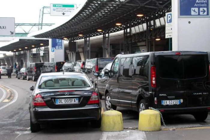 Falsi Ncc in aeroporto: 25 persone a processo 