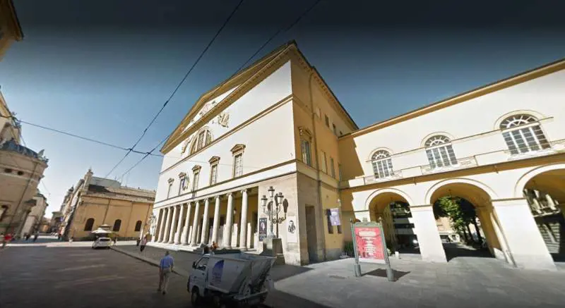 "Scimmie bianche, la pagherete": la furia dello straniero sugli agenti