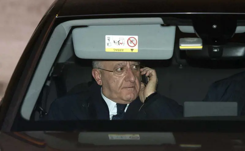 Caserta, emergenza rifiuti: sacchetti scagliati contro De Luca