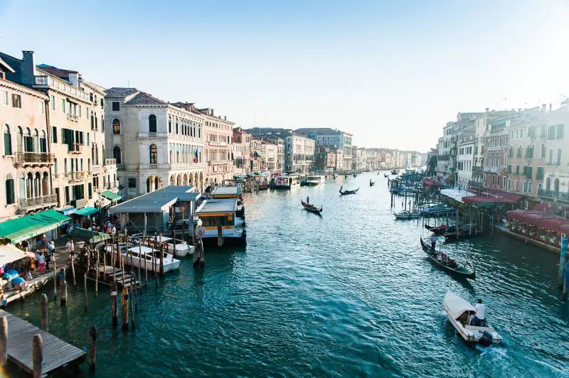 Fuga da Venezia, anche se l'acqua alta con c'è più