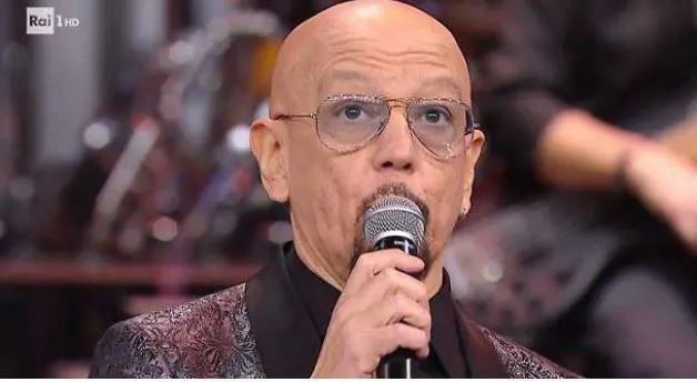 Enrico Ruggeri canta Battisti, i soliti odiatori lo insultano: "Fascista, tagliategli le corde vocali"
